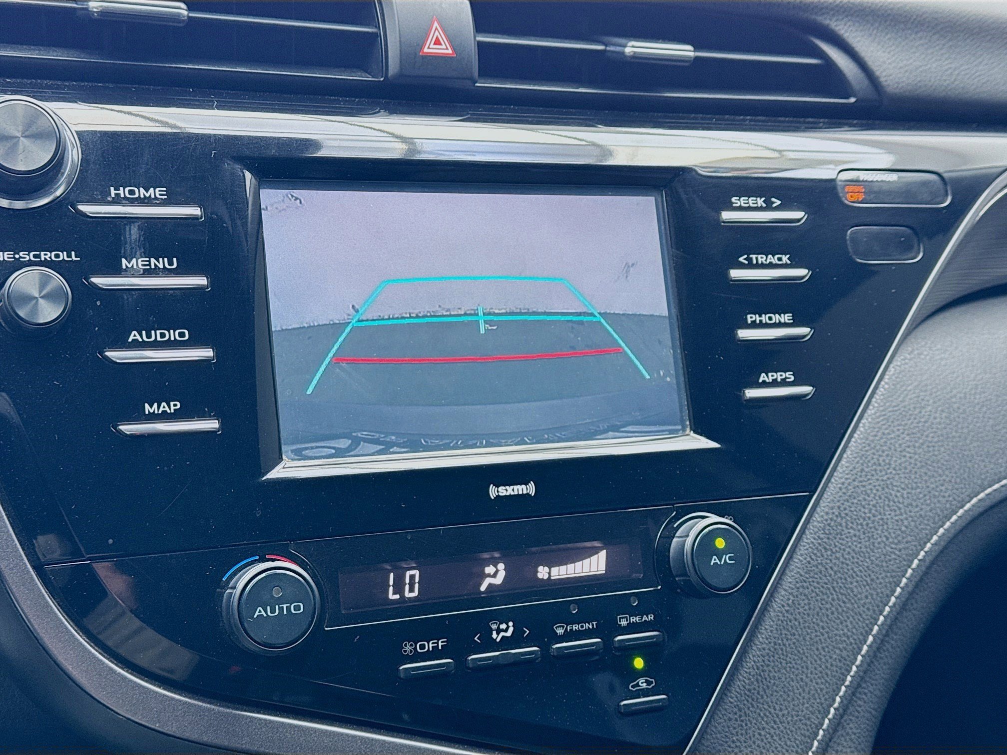 Used 2020 Toyota Camry SE image 10