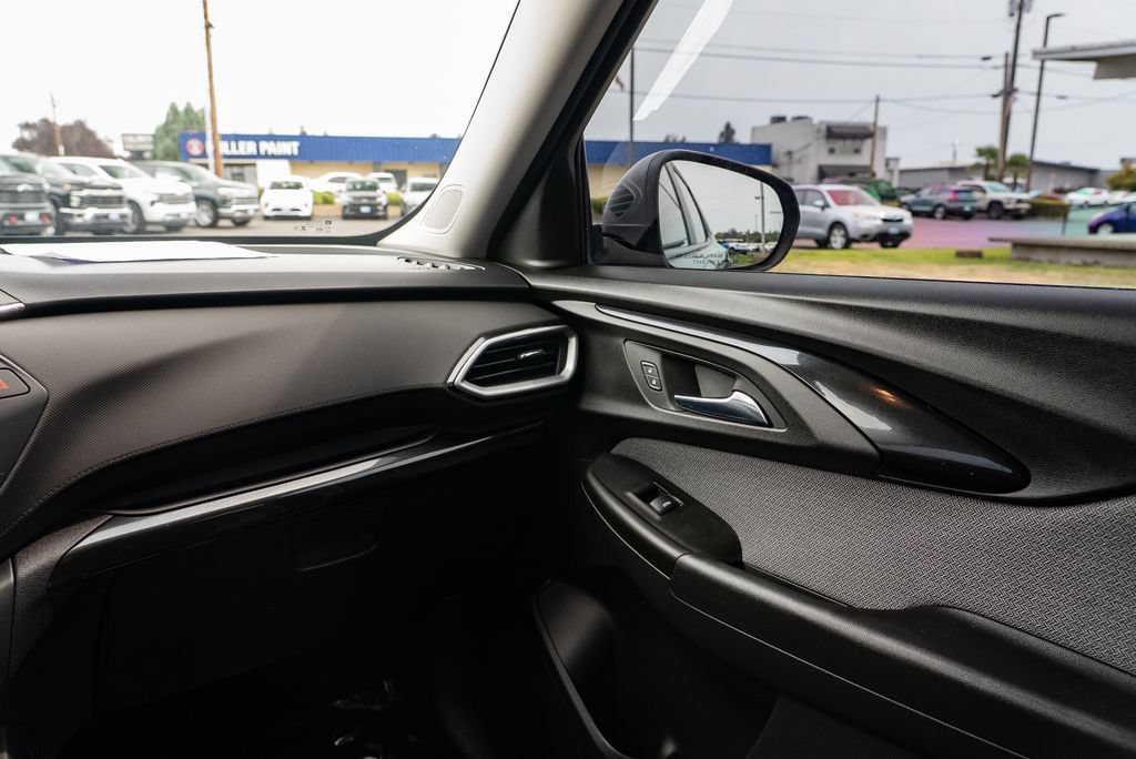 Used 2021 Chevrolet TrailBlazer LS w/ LPO, Blackout Package FWD image 10