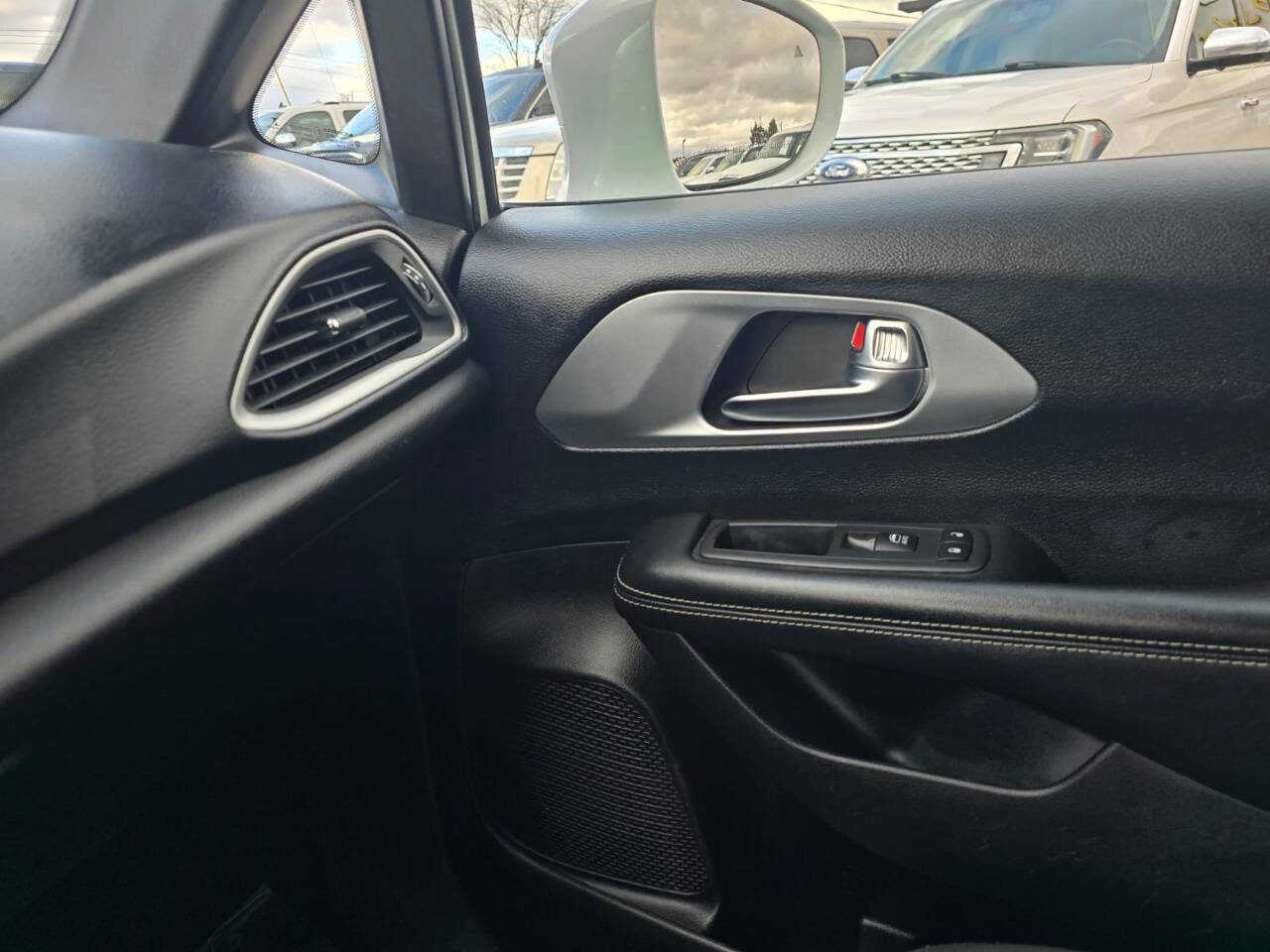Used 2020 Chrysler Pacifica Touring w/ Advanced Safetytec Group FWD image 39