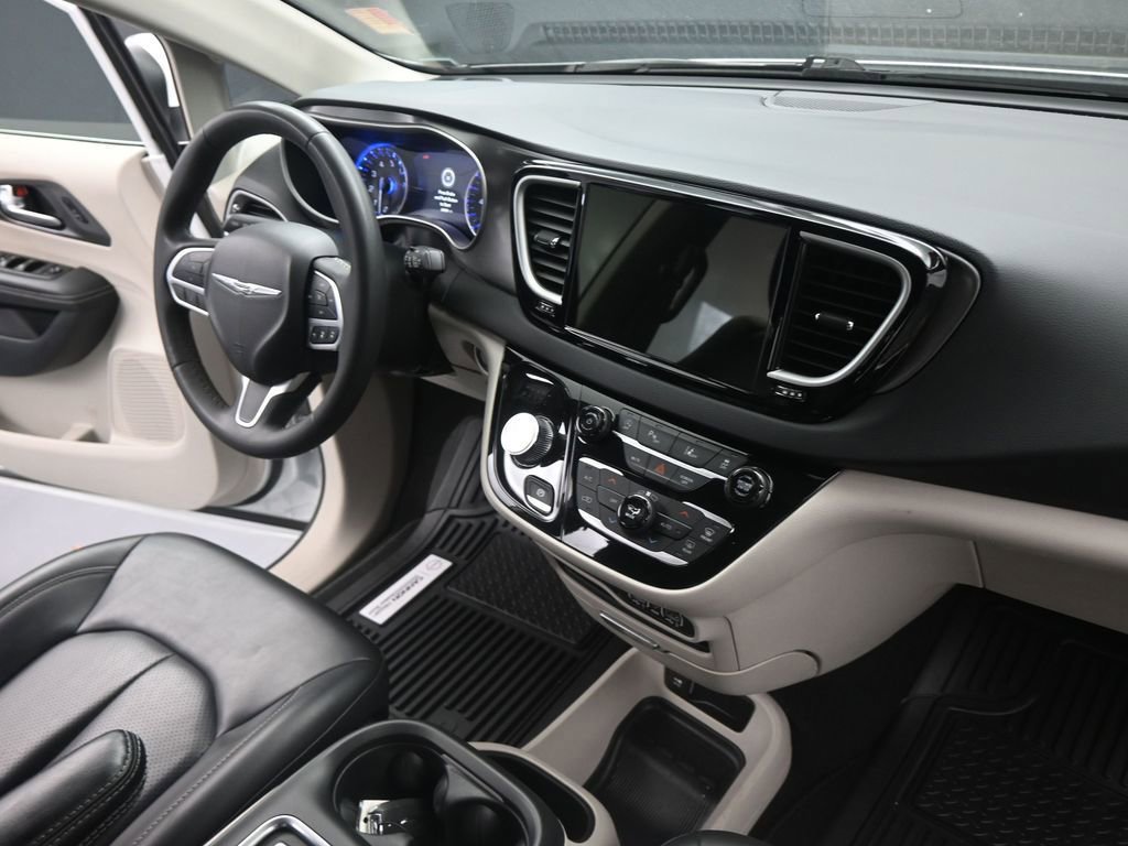 Used 2023 Chrysler Pacifica Touring-L image 22