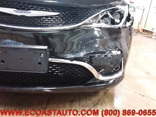 Used 2020 Chrysler Pacifica Touring-L image 18
