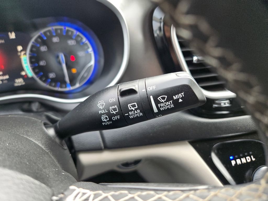 Used 2024 Chrysler Pacifica Touring-L FWD image 21