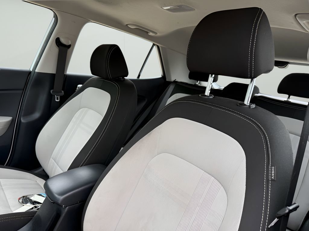 Used 2023 Hyundai Venue SEL image 11