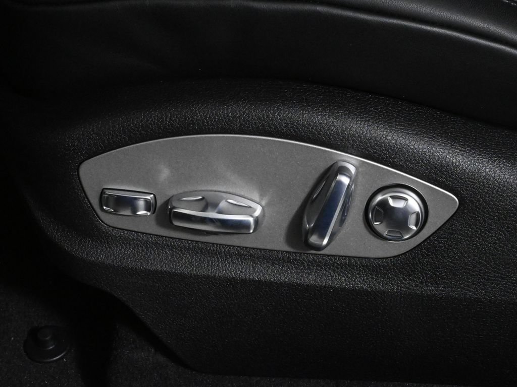 Used 2026 Porsche Macan AWD/4WD image 29