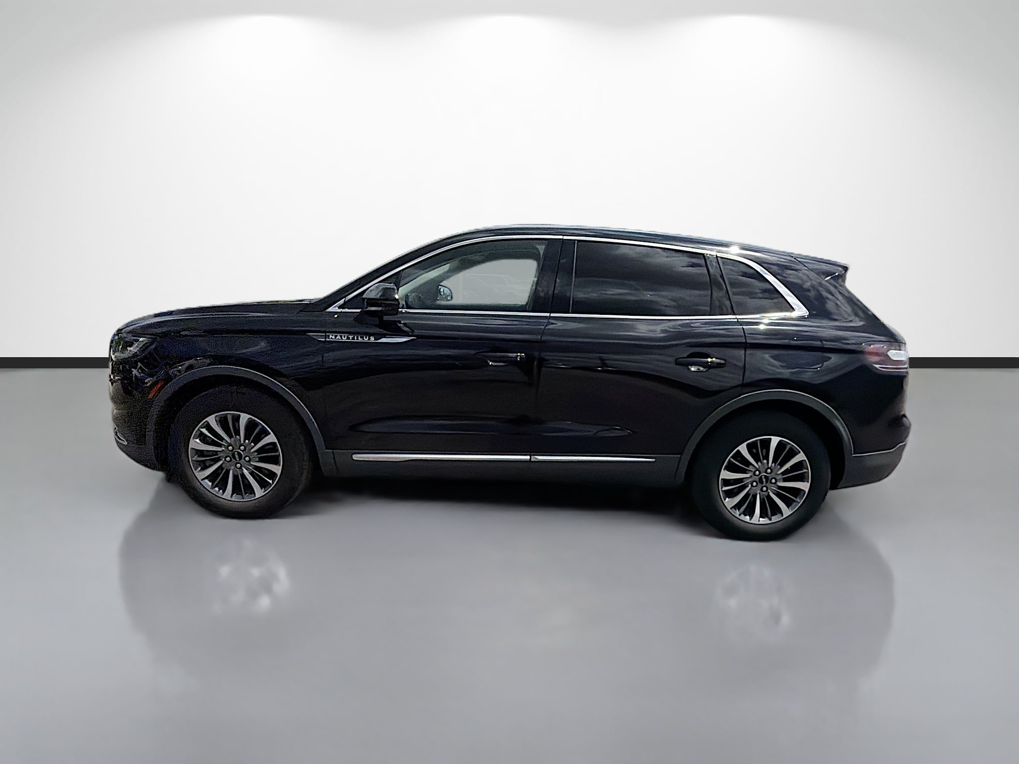 Used 2022 Lincoln Nautilus FWD w/ Premium Package image 2