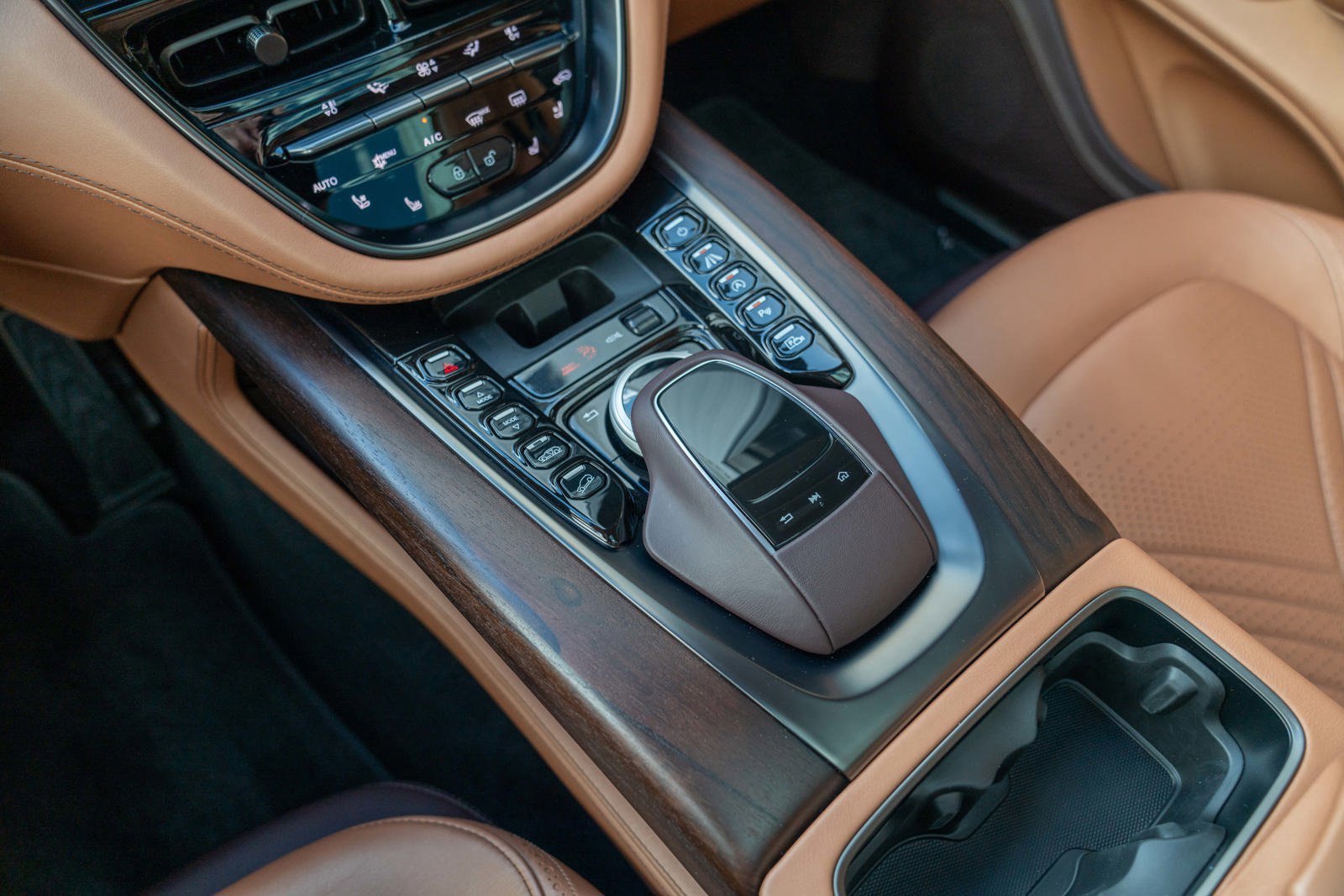 Used 2021 Aston Martin DBX image 25