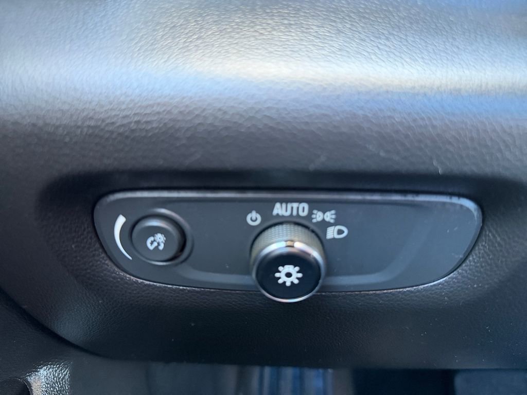 Used 2021 Chevrolet Traverse LS image 18