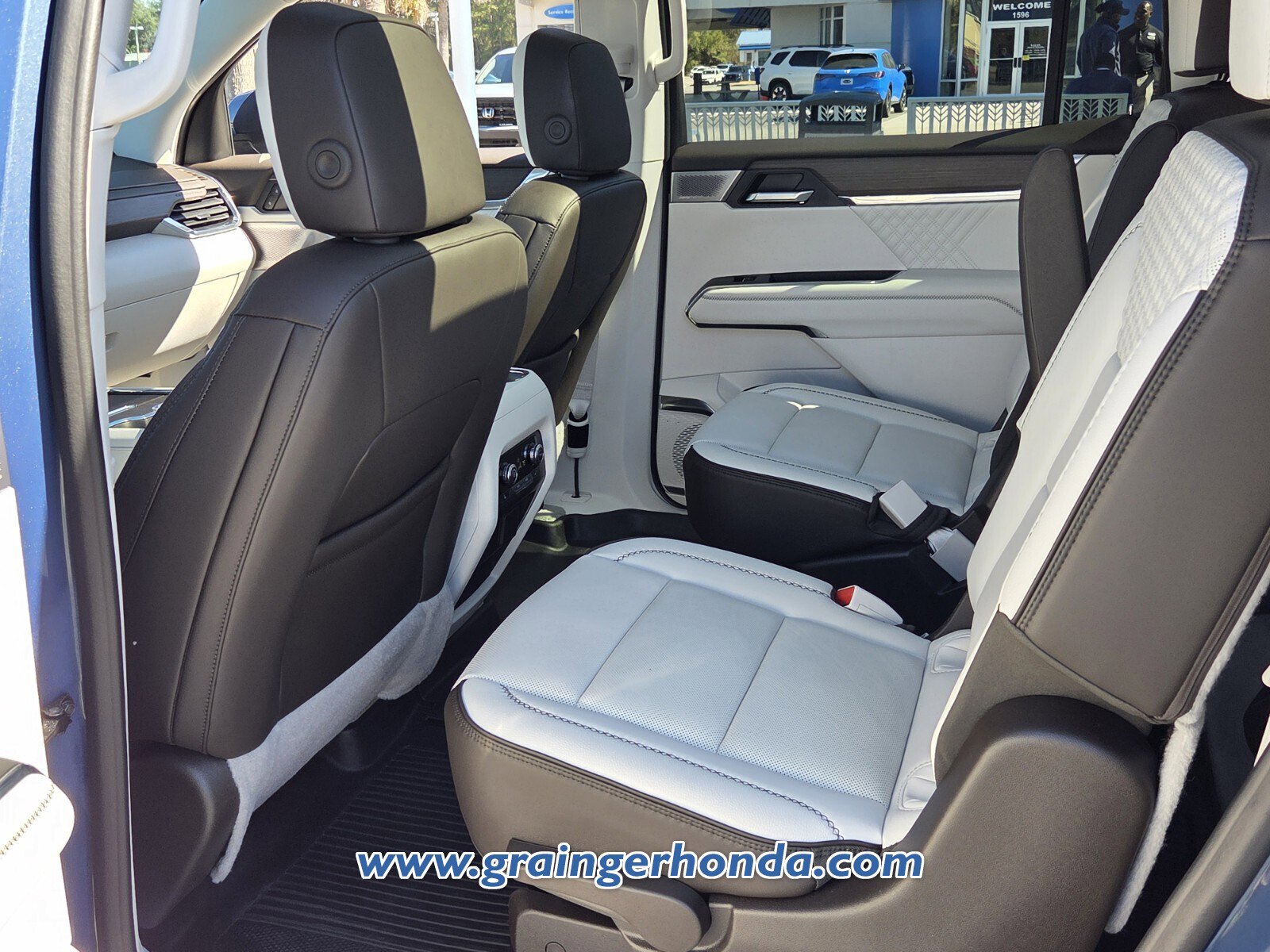 Used 2024 GMC Acadia Denali w/ Super Cruise Package image 10