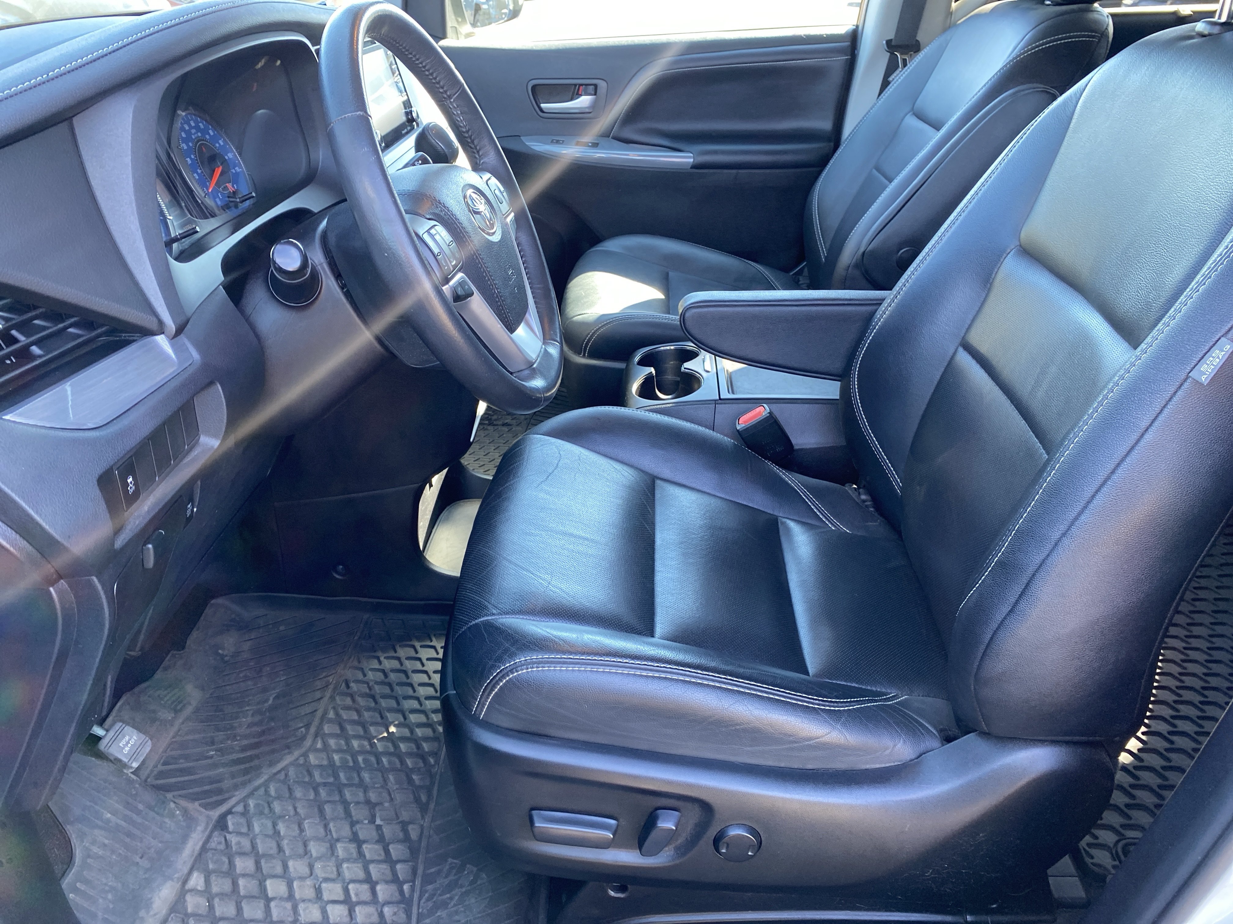 Used 2018 Toyota Sienna SE FWD image 10