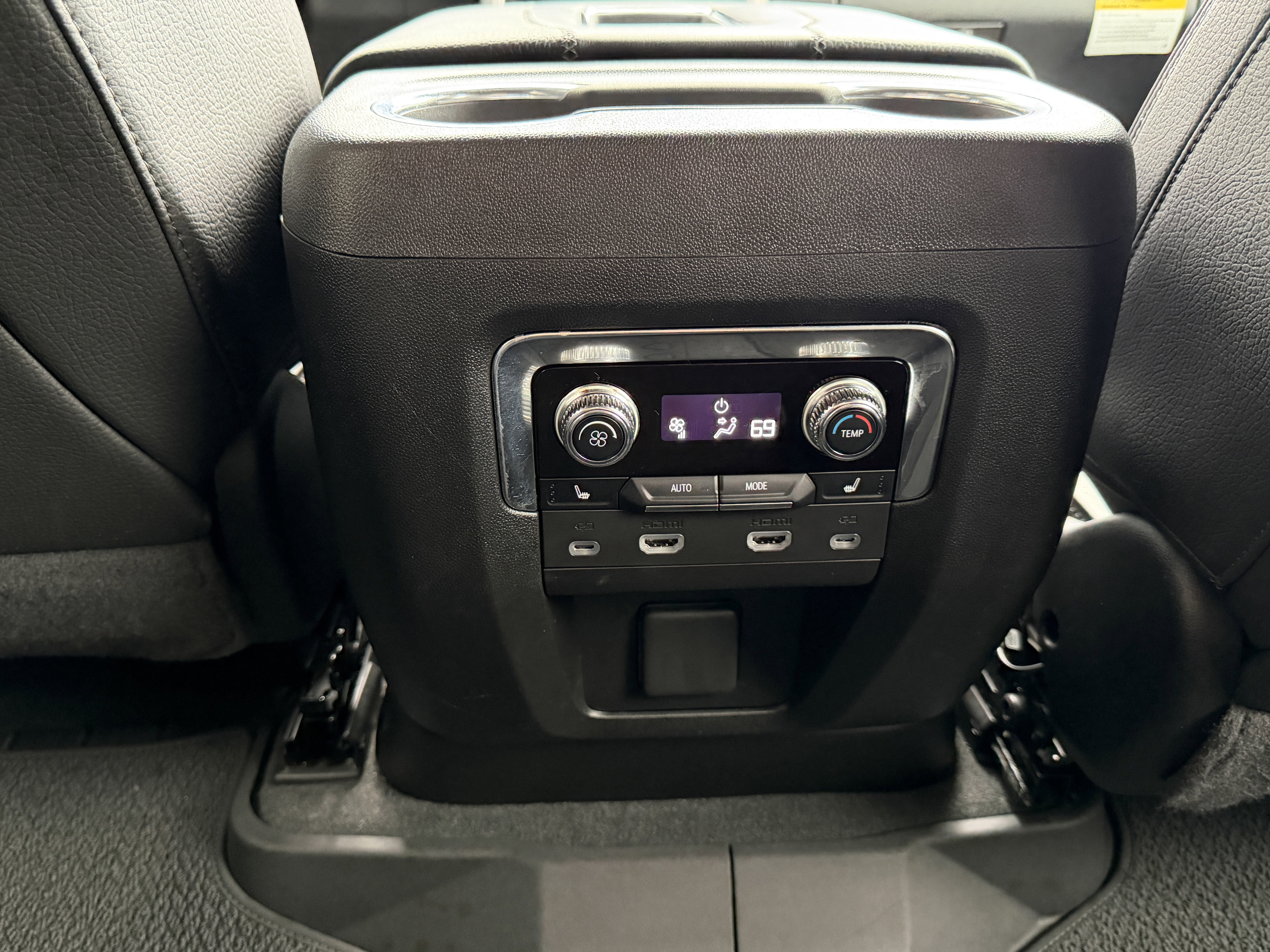 Used 2024 GMC Yukon XL Denali w/ Advanced Technology Package AWD/4WD image 28