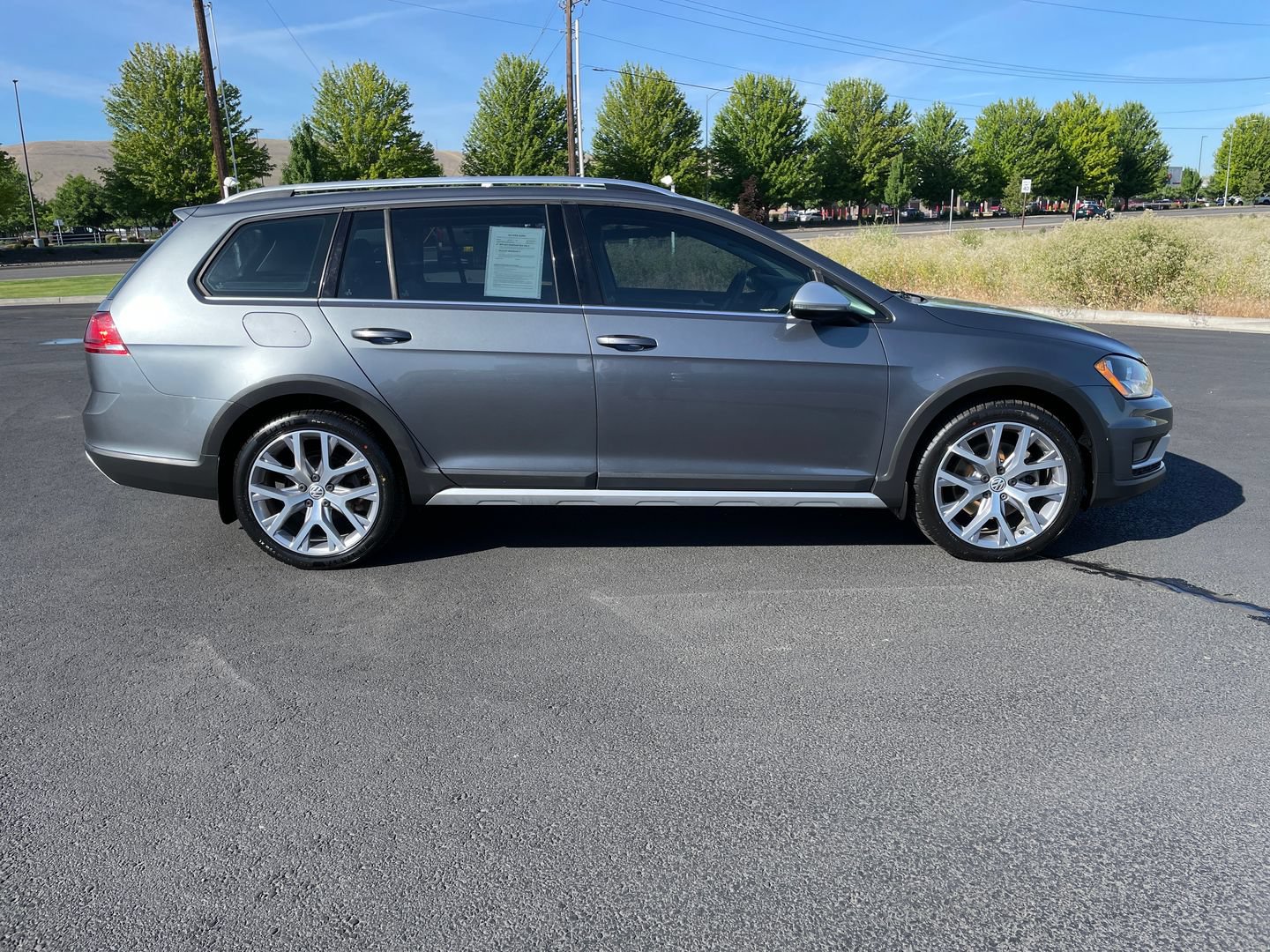 Used 2017 Volkswagen Golf Alltrack SEL AWD/4WD image 2