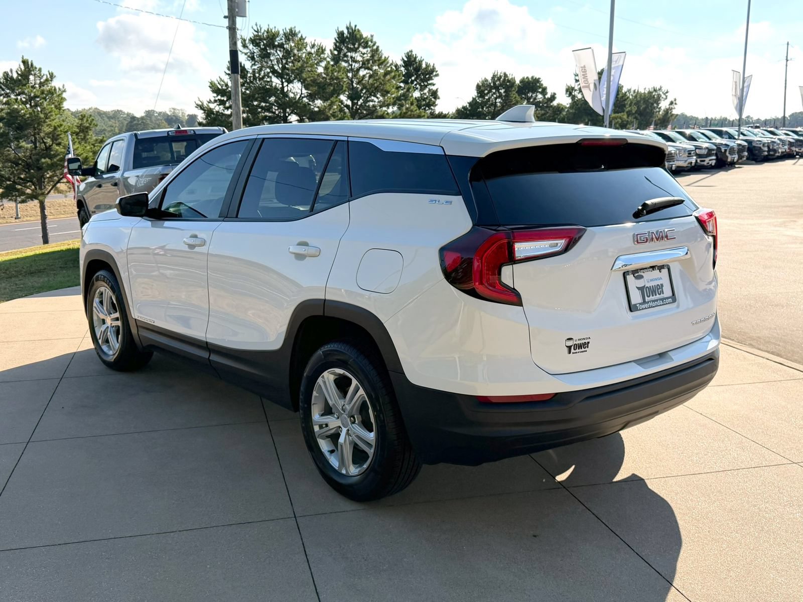 Used 2024 GMC Terrain SLE FWD image 4