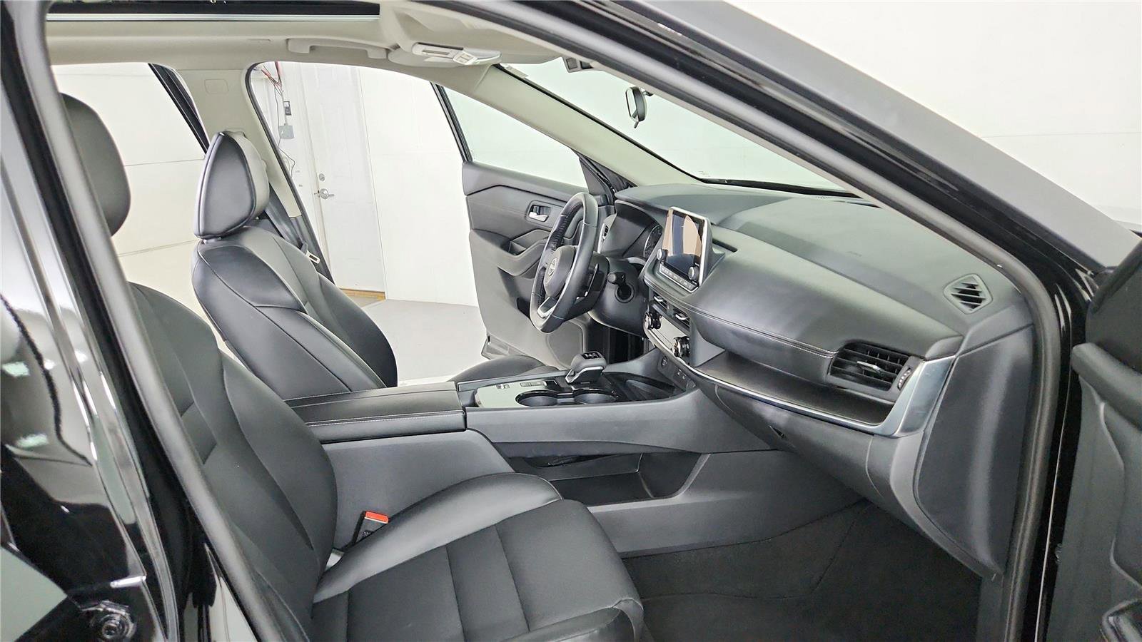 Used 2024 Nissan Rogue SV w/ SV Premium Package FWD image 21