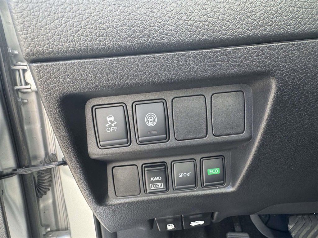 Used 2020 Nissan Rogue Sport S image 16