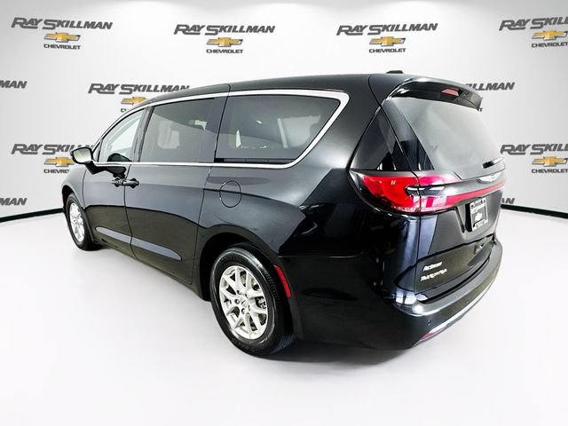 Used 2024 Chrysler Pacifica Touring-L FWD image 5