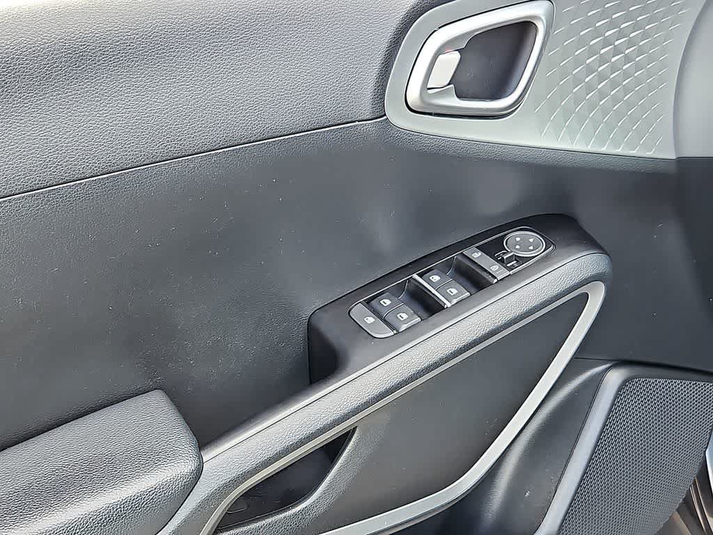 Used 2022 Kia Soul LX w/ Technology Package FWD image 12