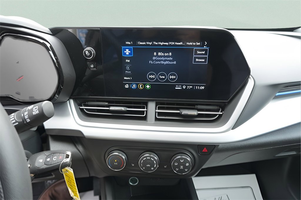 Used 2025 Chevrolet Trax LS w/ LS Convenience Package image 18