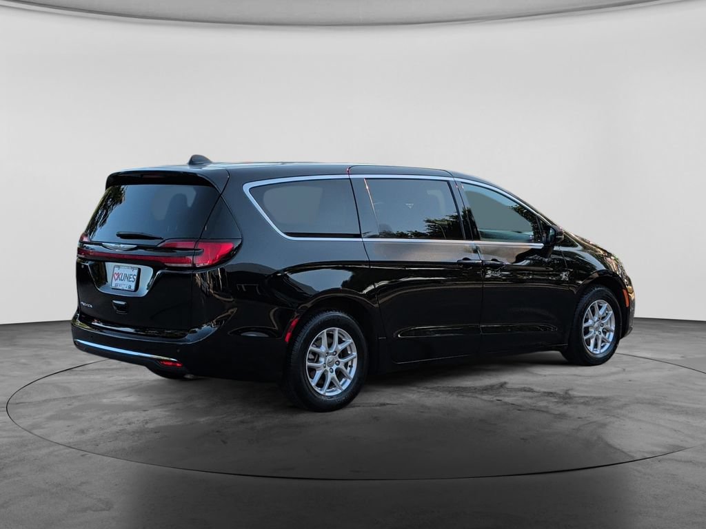 Used 2025 Chrysler Pacifica Select FWD image 7