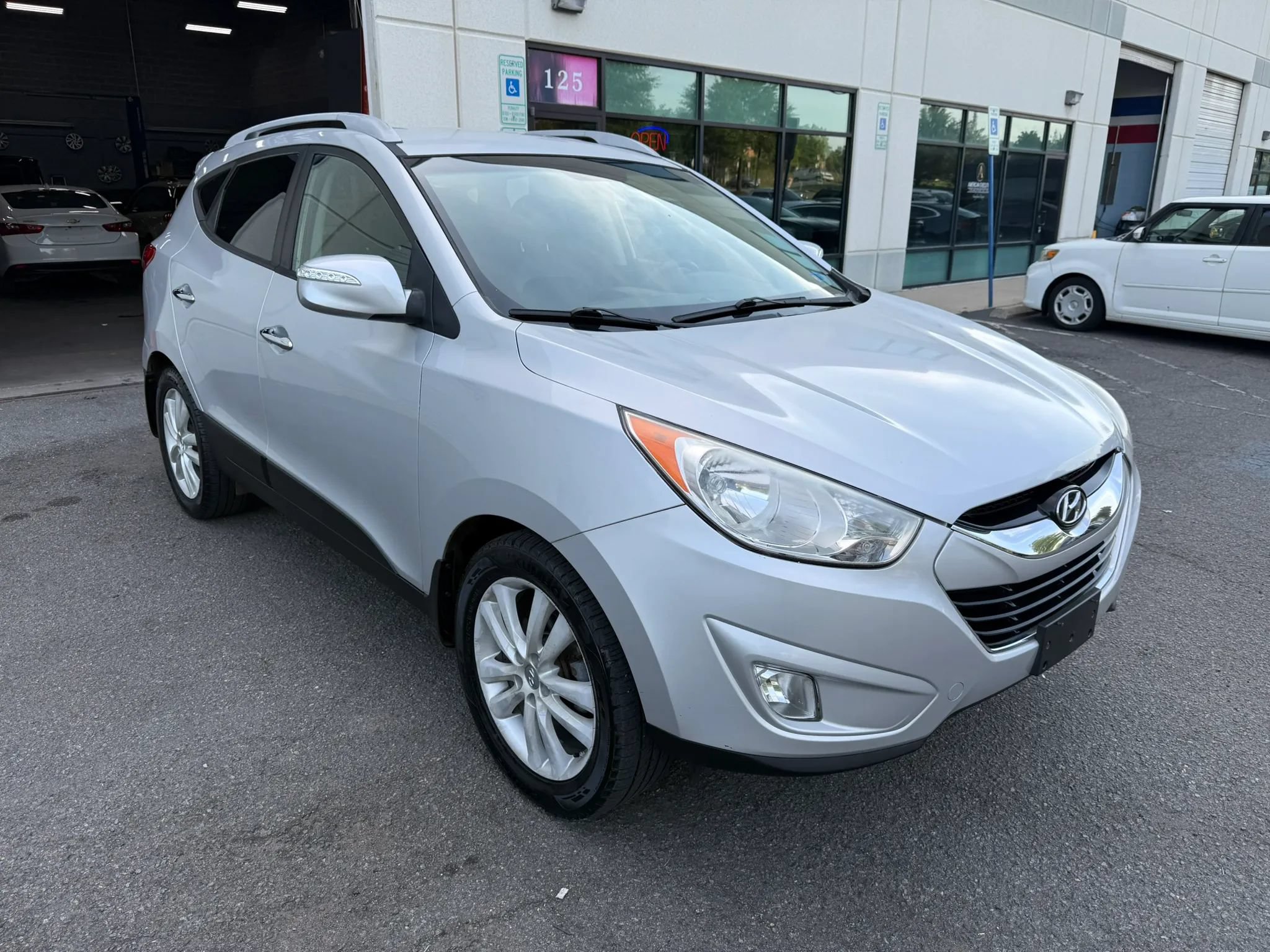 Used 2012 Hyundai Tucson Limited FWD image 6