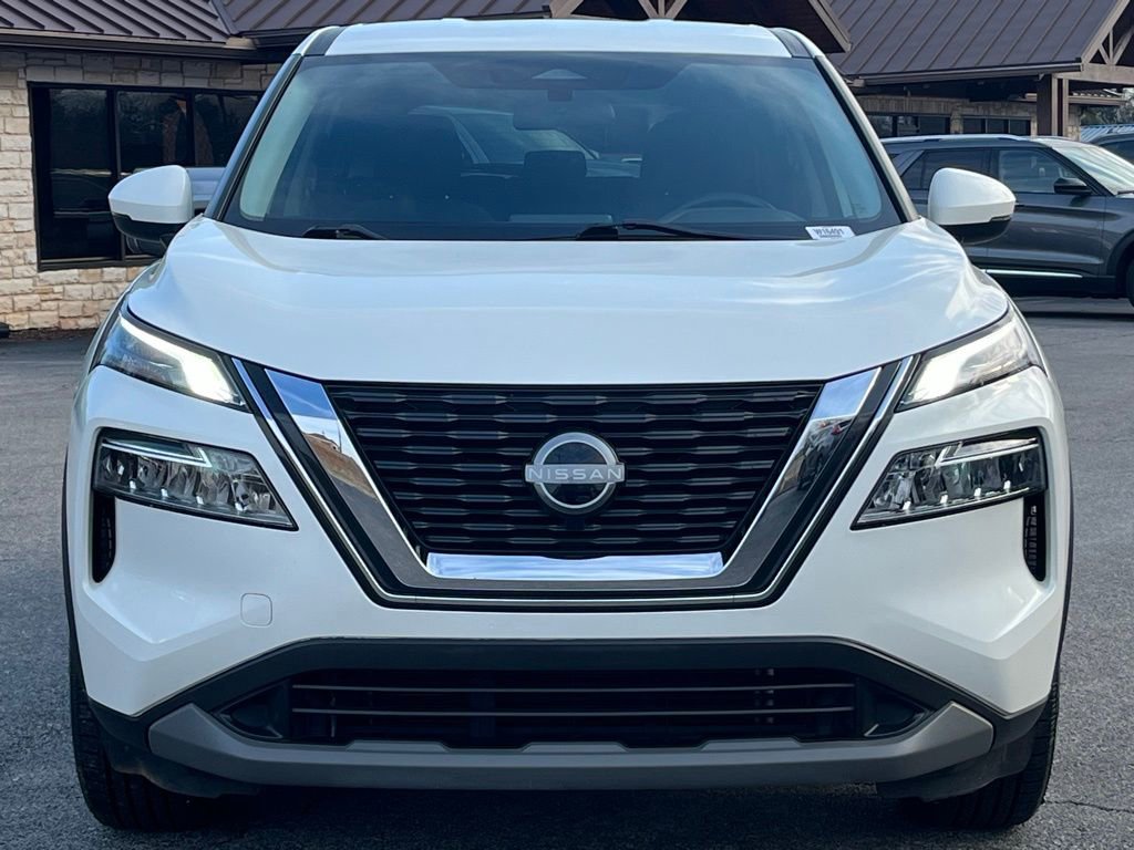 Used 2022 Nissan Rogue SV image 2