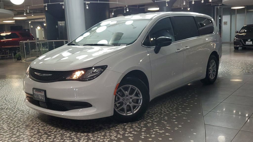 Used 2025 Chrysler Voyager LX image 32