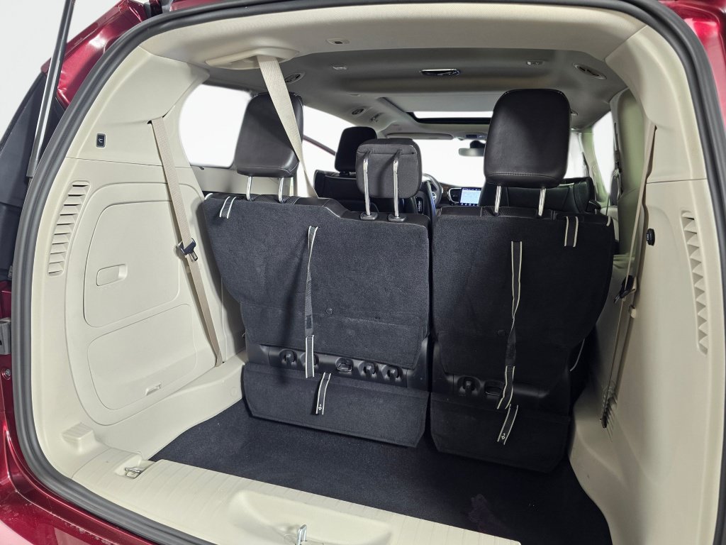 Used 2022 Chrysler Pacifica Limited w/ Uconnect Theater Family Group FWD image 17