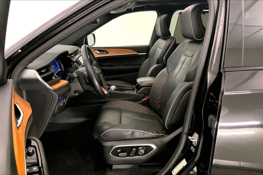 Used 2022 Jeep Grand Cherokee Summit AWD/4WD image 13