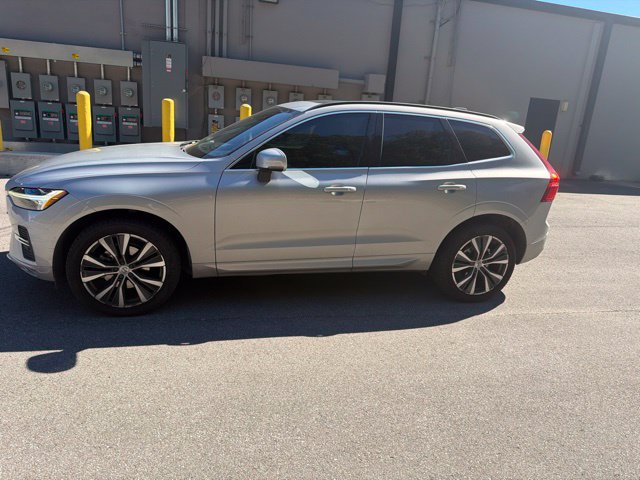 Used 2022 Volvo XC60 B5 Momentum w/ Protection Package Premier FWD image 4