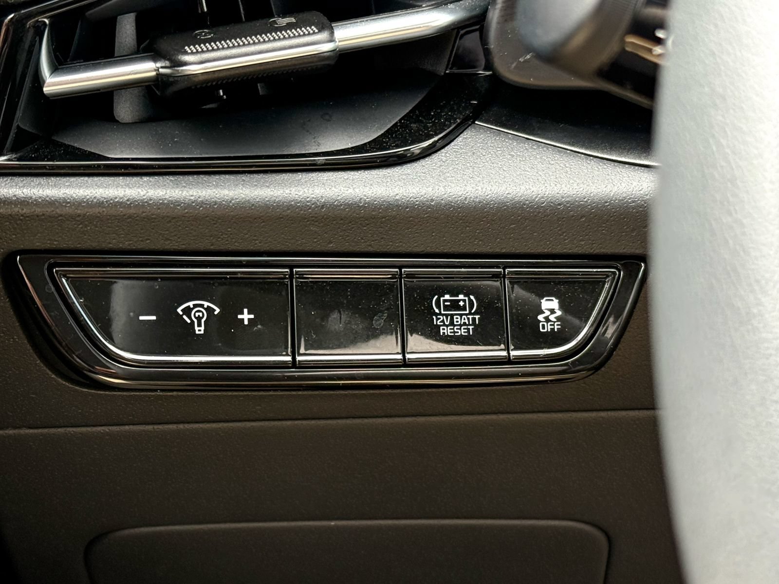 Certified 2025 Kia Niro LX FWD image 29