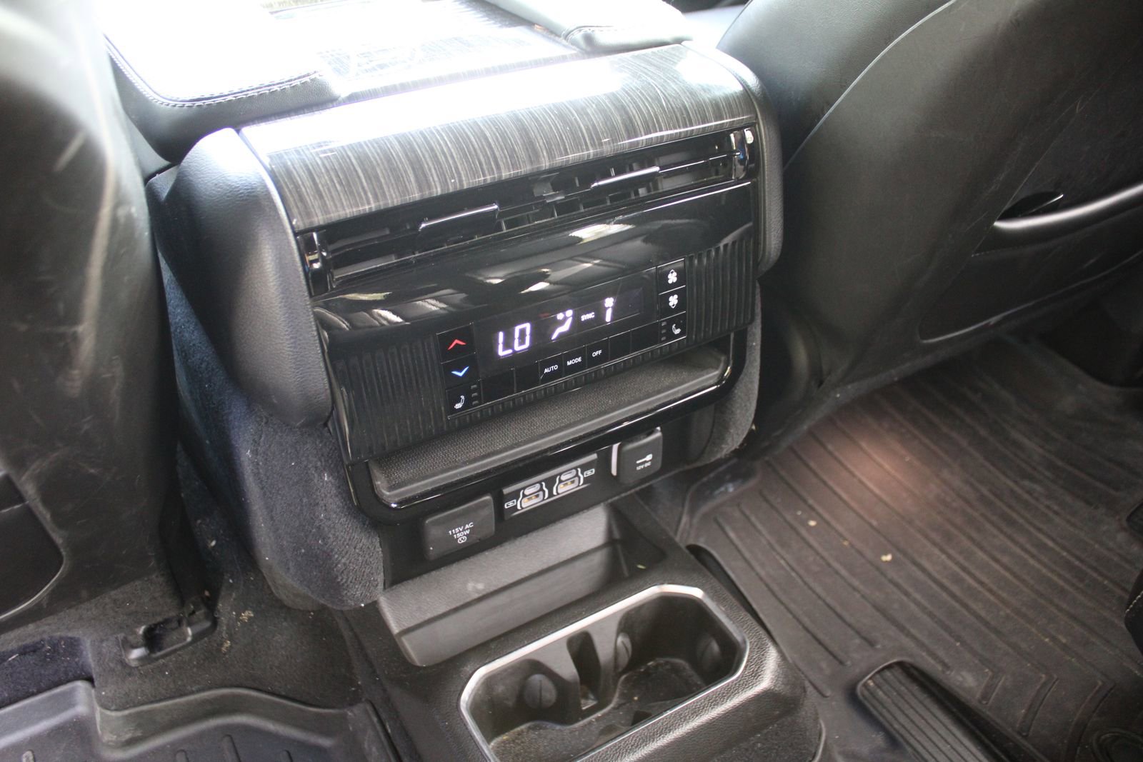 Used 2022 Jeep Wagoneer Series III w/ Rear Seat Video Group 1 image 29