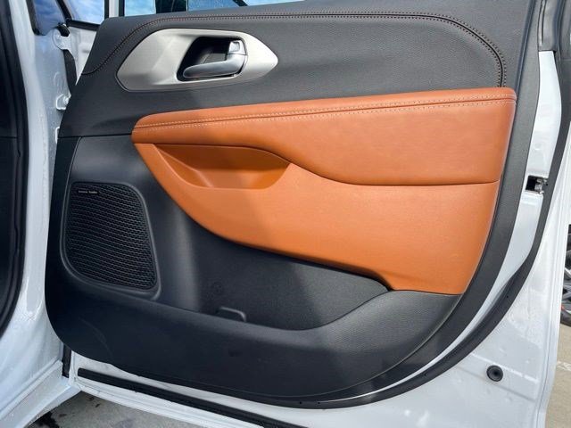 New 2026 Chrysler Pacifica Pinnacle image 11