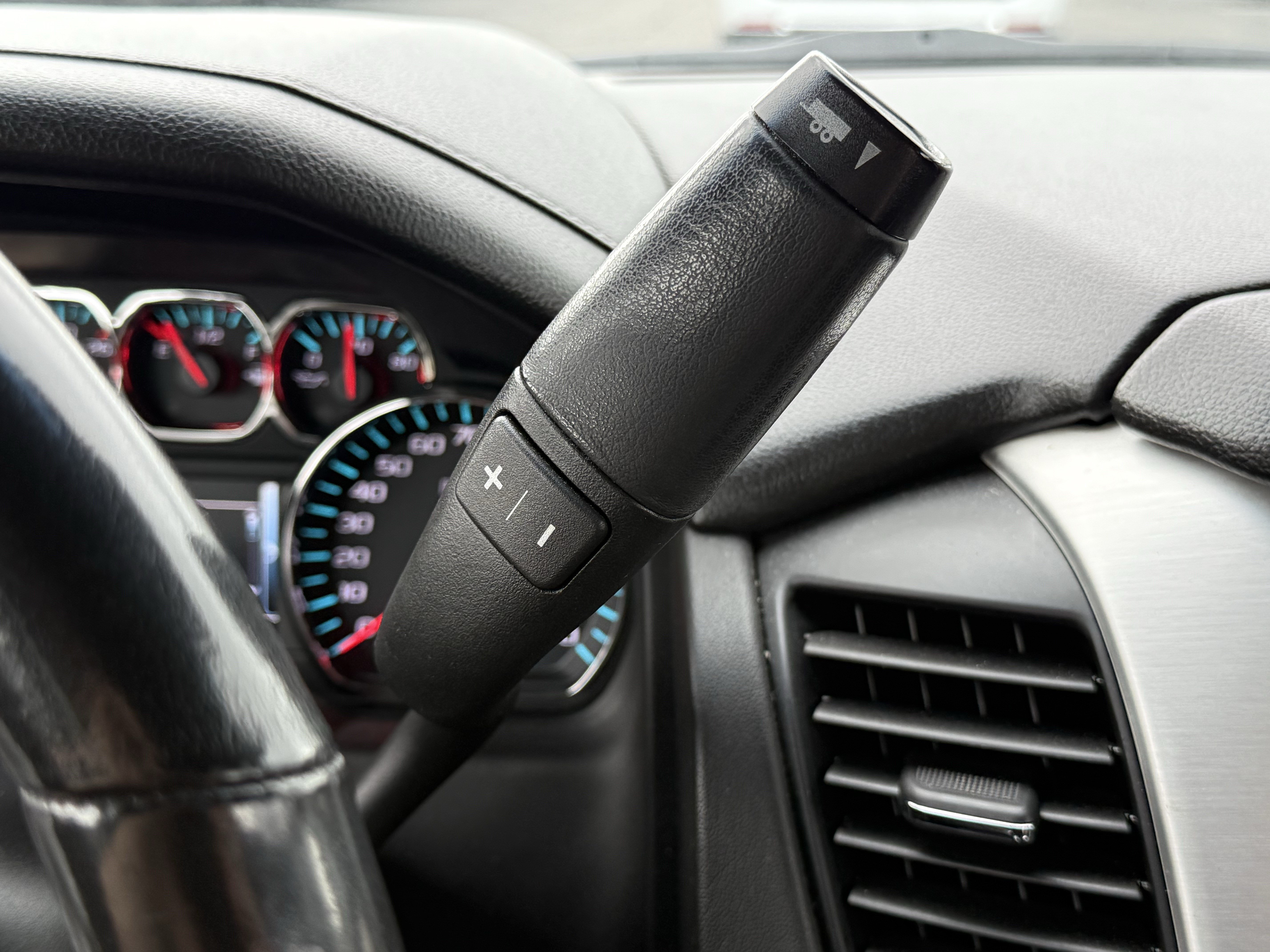 Used 2018 GMC Yukon SLT w/ Premium Edition RWD image 13