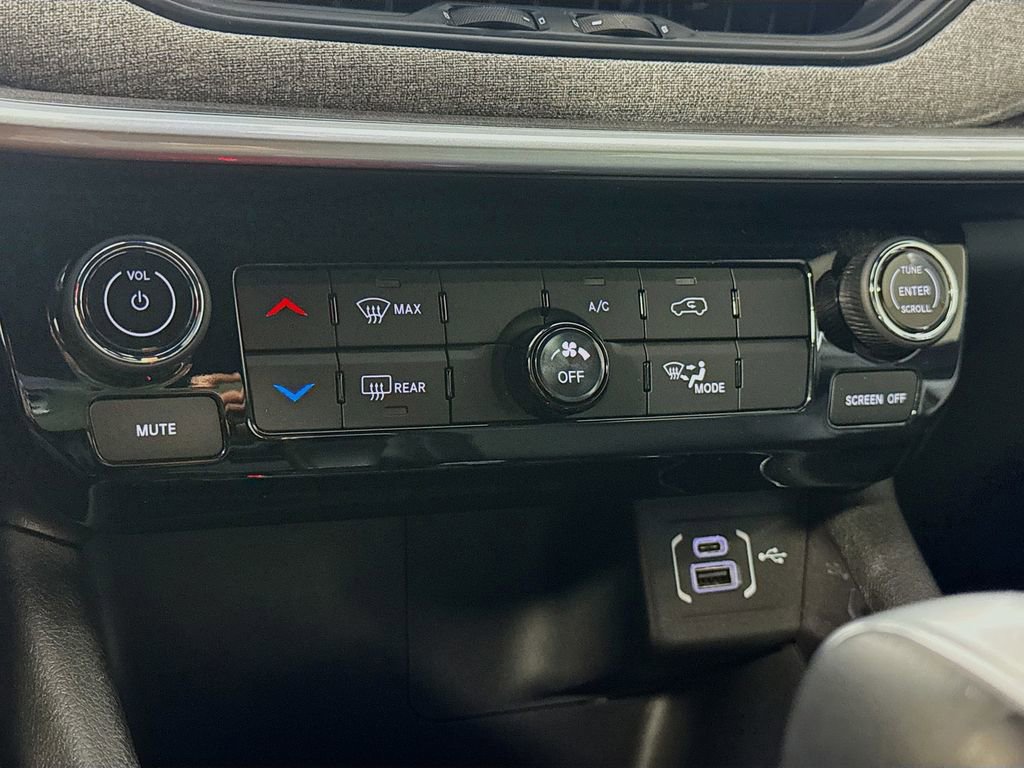 Used 2025 Jeep Compass Latitude image 17