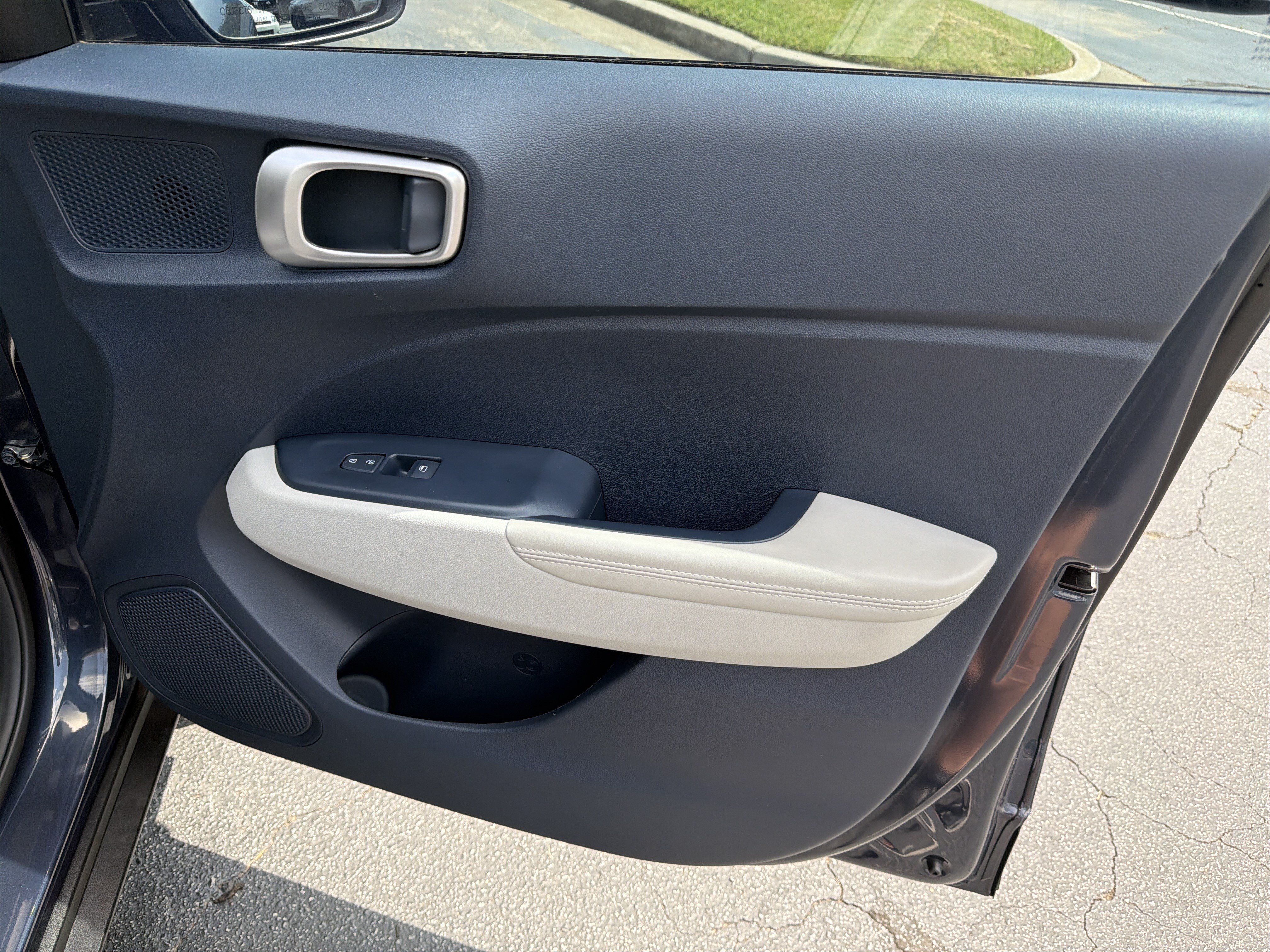 Used 2023 Hyundai Venue Limited FWD image 14