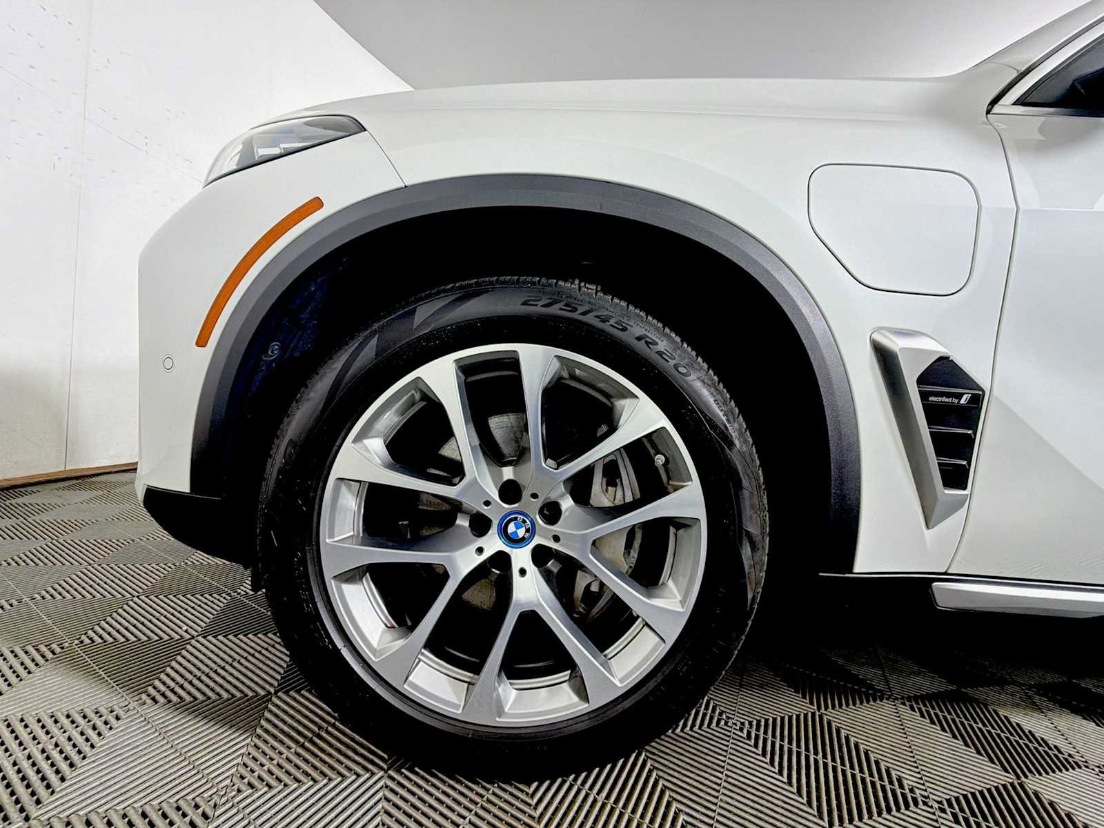 Used 2024 BMW X5 xDrive50e w/ Parking Assistance Package AWD/4WD image 8