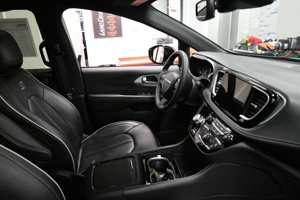 Used 2025 Chrysler Pacifica Limited FWD image 32