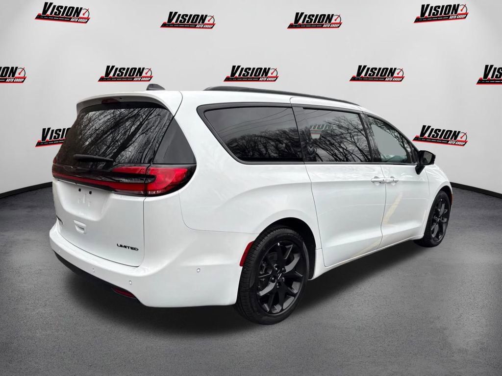Used 2024 Chrysler Pacifica Limited w/ S Appearance Package image 5