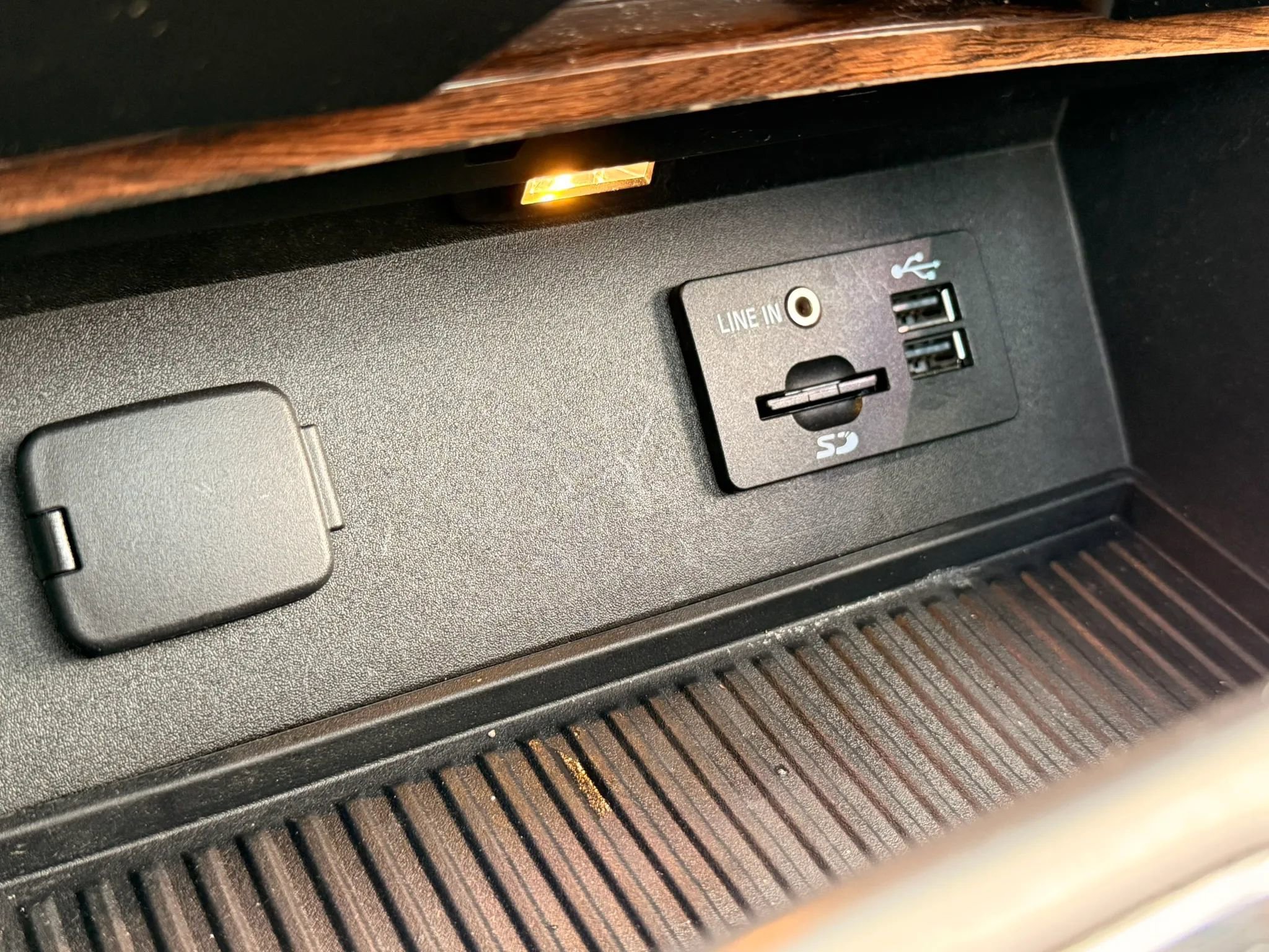 Used 2015 Ford F150 Platinum w/ Equipment Group 701A Luxury image 25