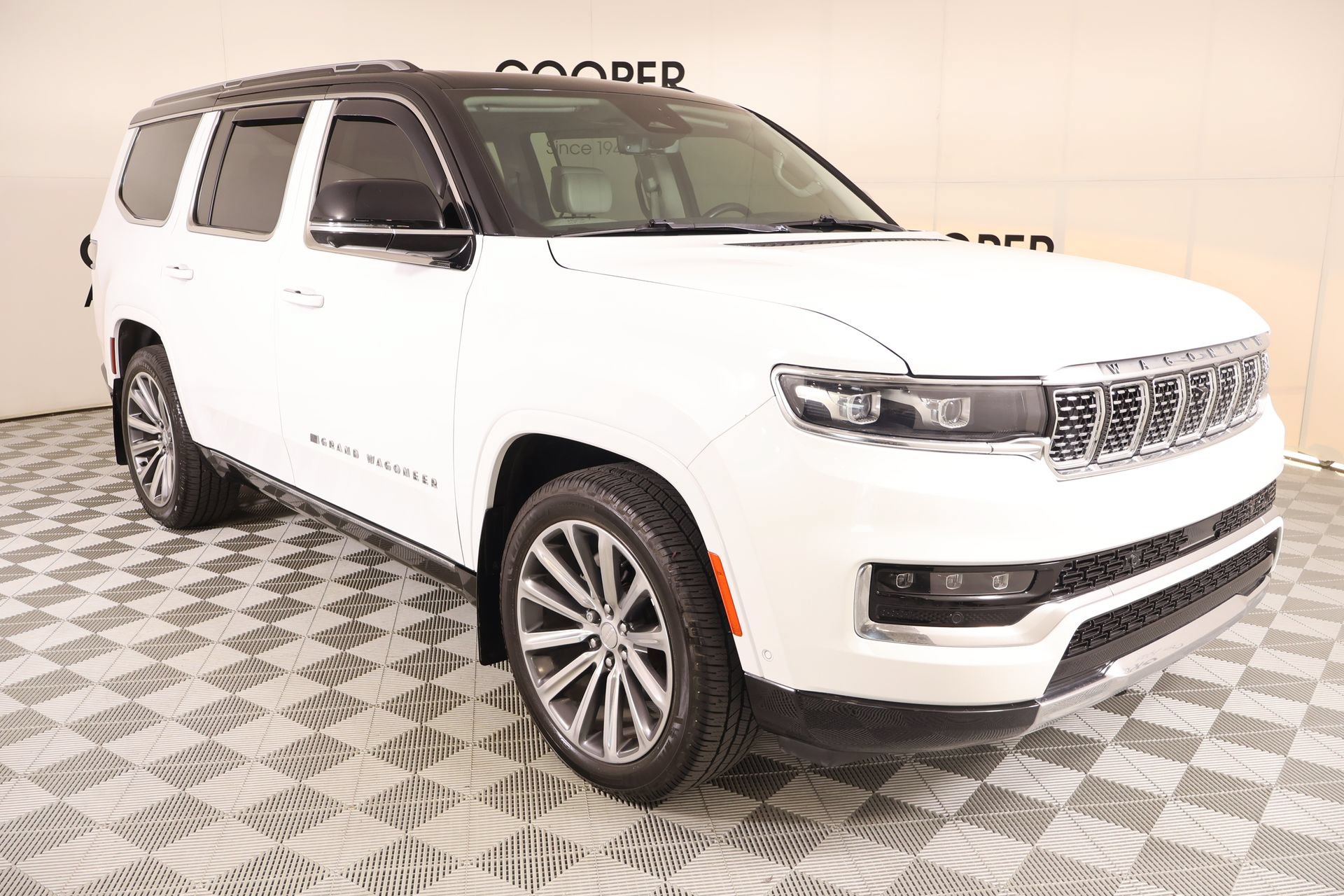 Used 2023 Jeep Grand Wagoneer 4WD w/ Convenience Group III image 1