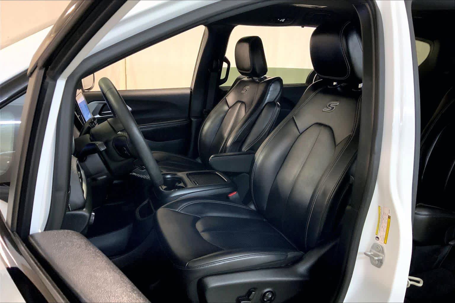 Used 2023 Chrysler Pacifica Touring-L w/ S Appearance Package image 7