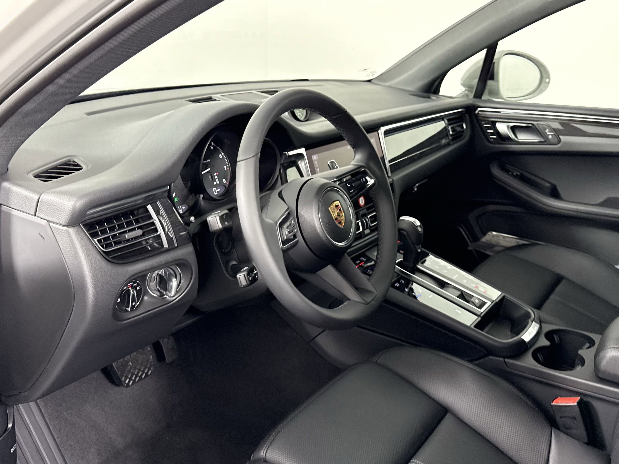 New 2025 Porsche Macan image 4