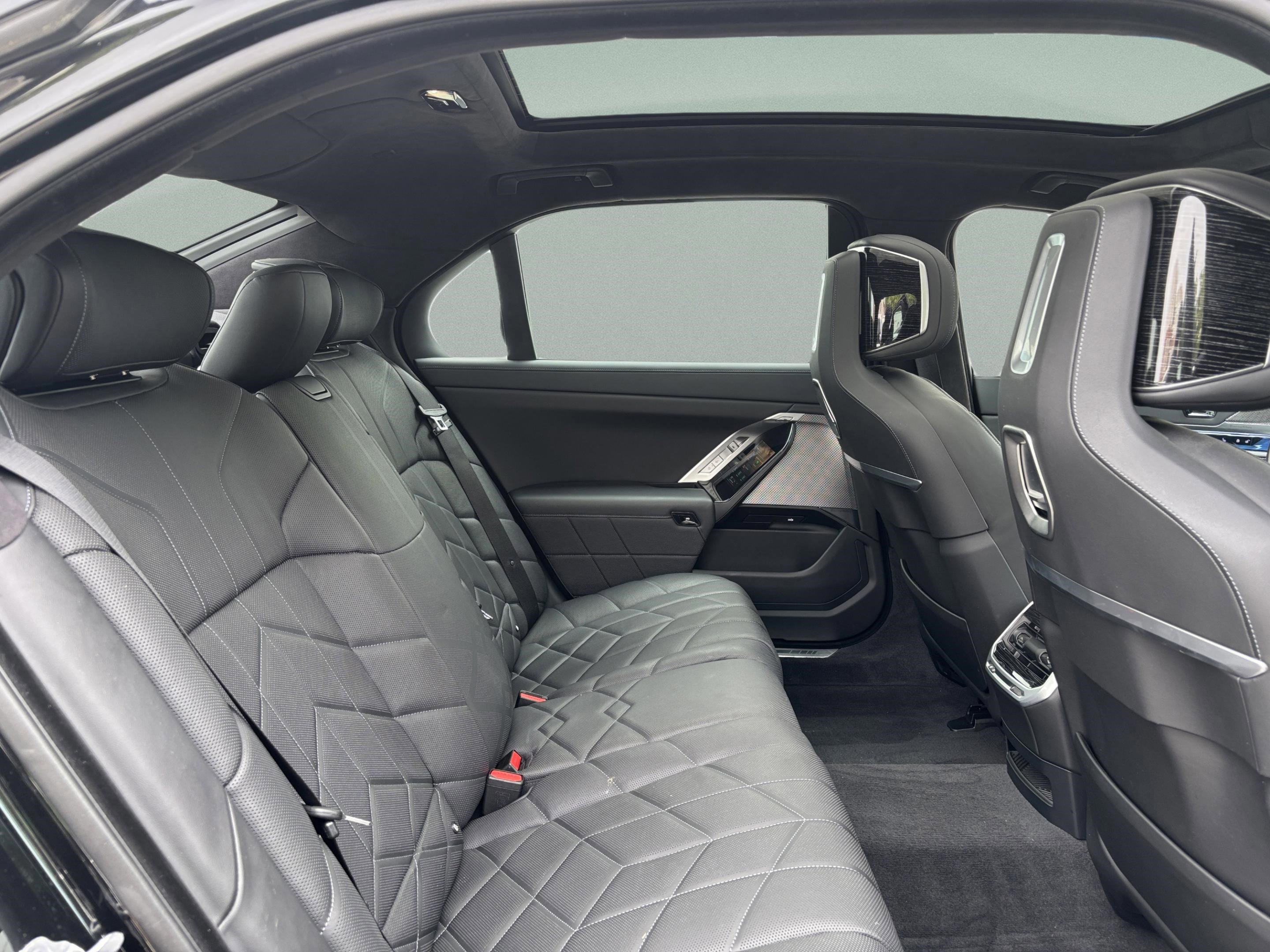 Used 2024 BMW i7 xDrive60 w/ Executive Package image 28