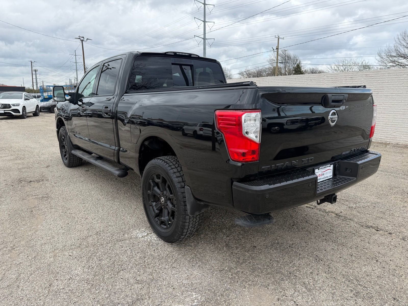 Used 2018 Nissan Titan SV w/ SV Convenience Package image 4