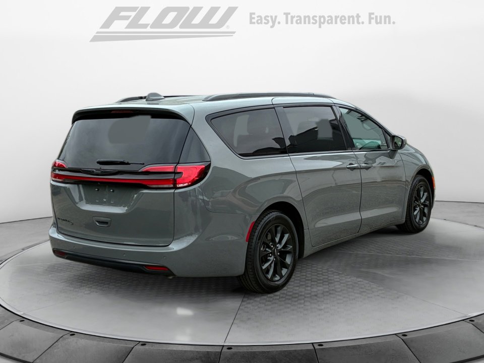 Used 2021 Chrysler Pacifica Touring-L w/ S Appearance Package FWD image 9
