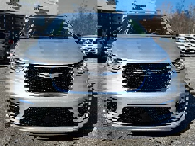 Used 2024 Chrysler Pacifica Touring-L image 8