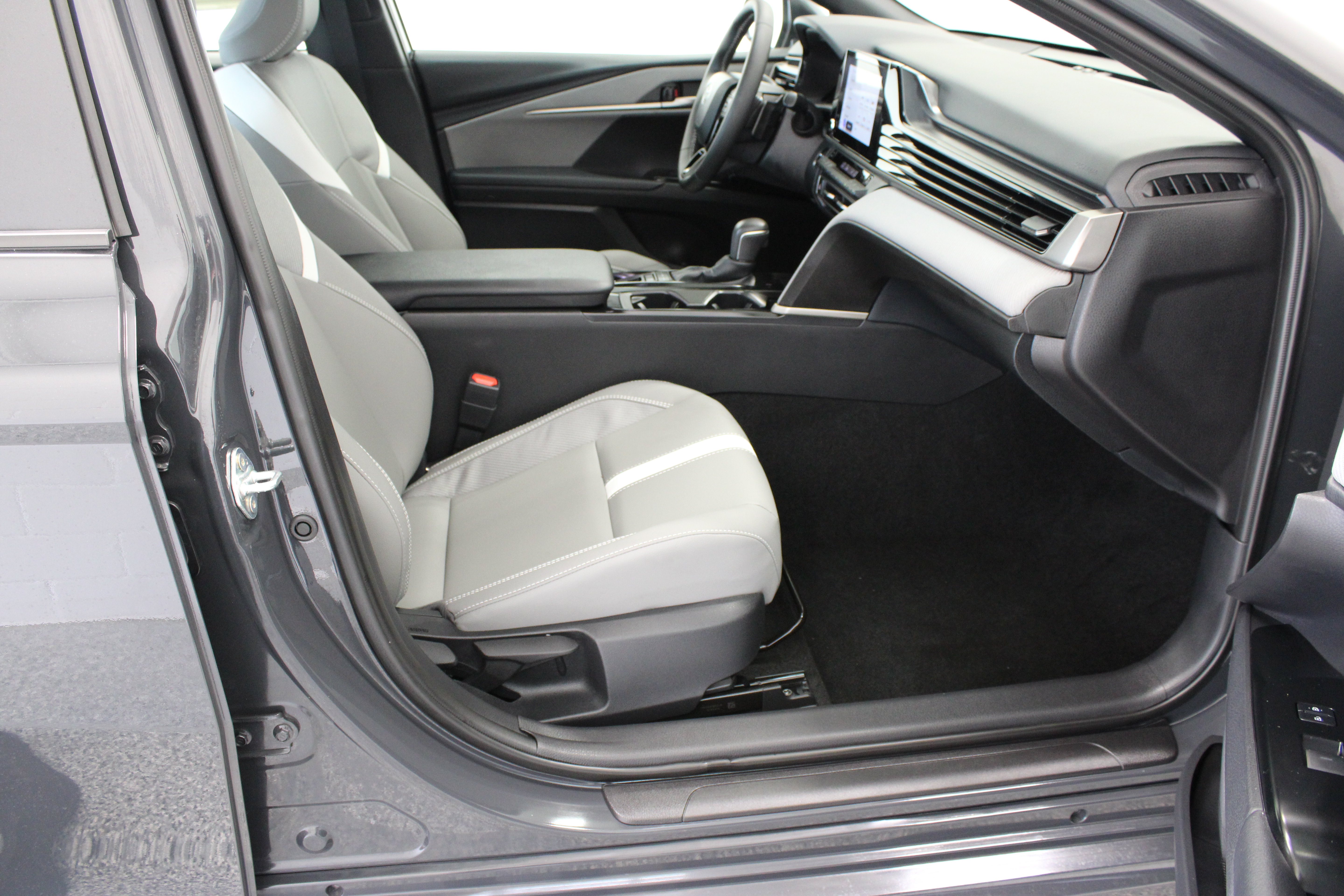 Used 2026 Toyota Camry SE FWD image 34
