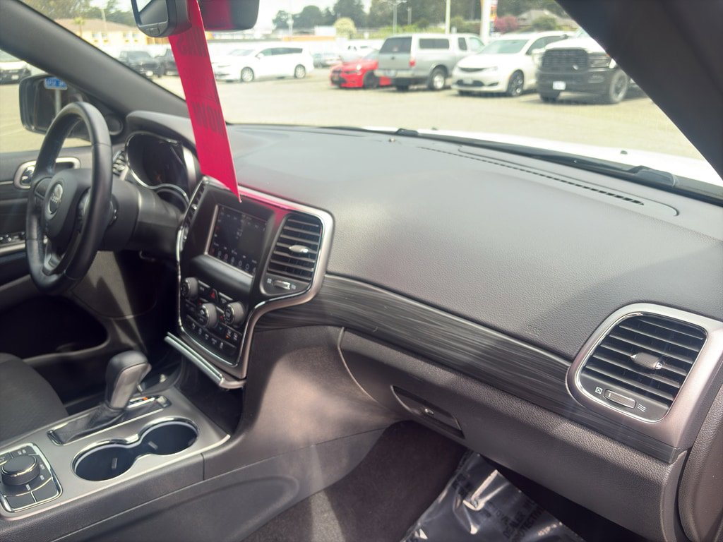 Used 2019 Jeep Grand Cherokee Laredo AWD/4WD image 22