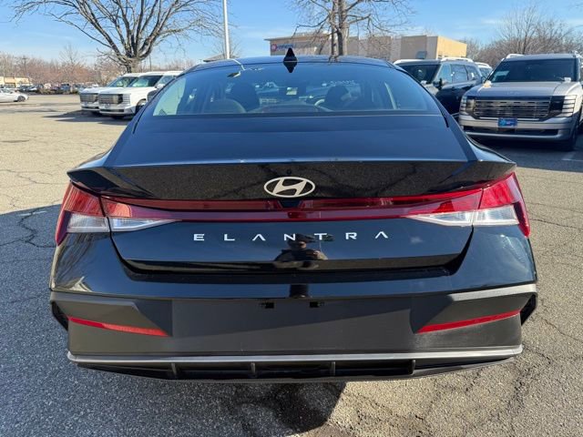 Certified 2025 Hyundai Elantra SE image 18
