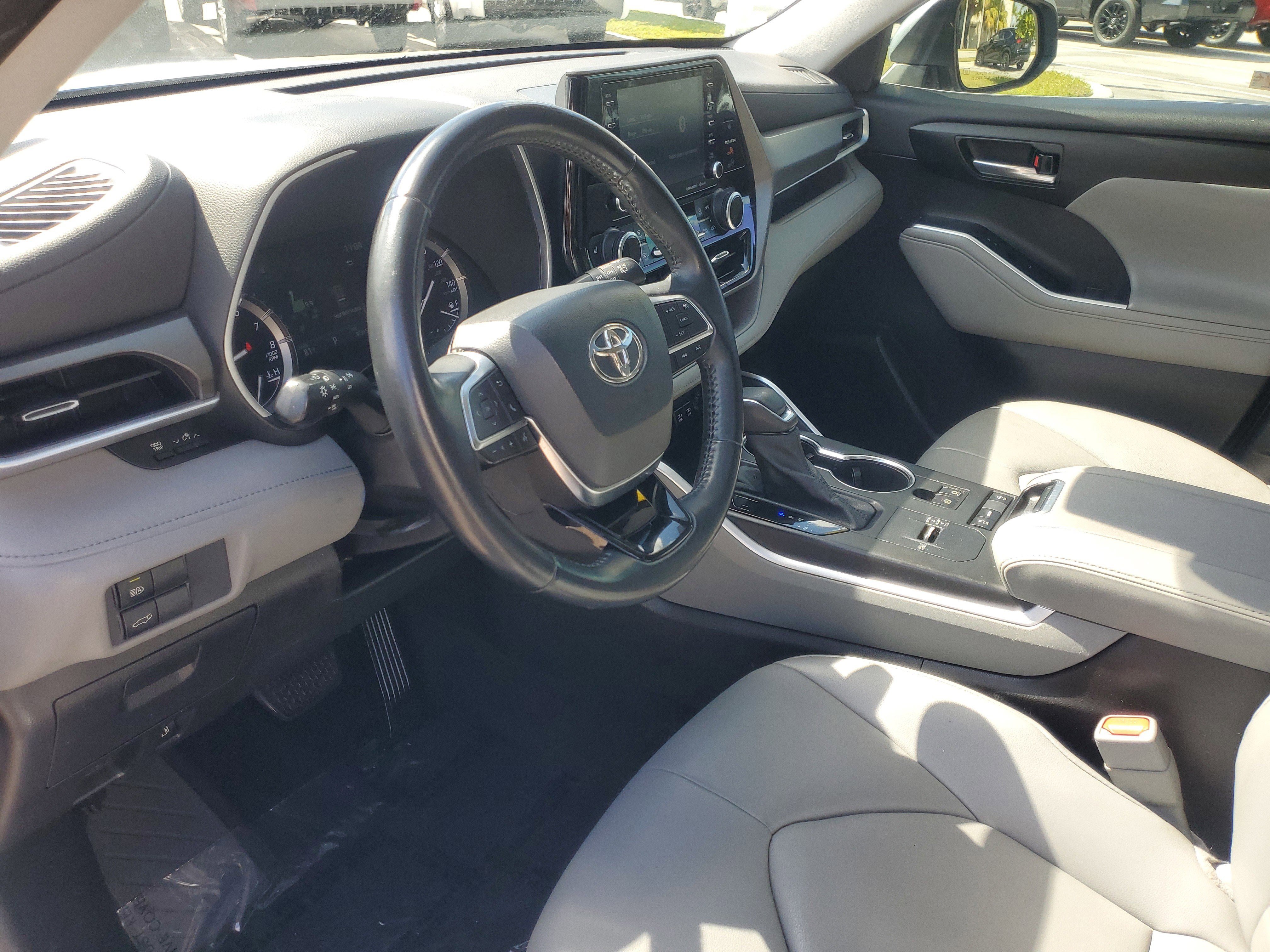 Used 2021 Toyota Highlander XLE image 18