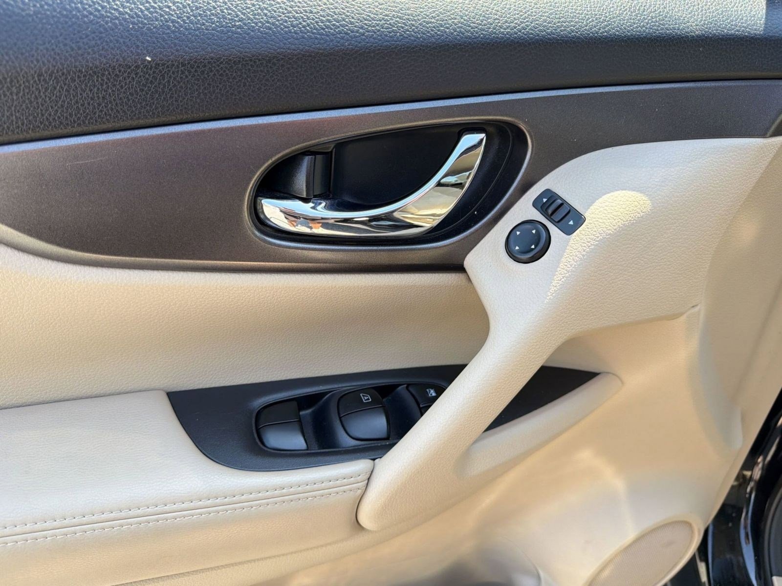 Used 2015 Nissan Rogue SV w/ SV Premium Package image 13